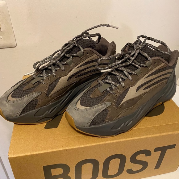 Yeezy Boost 700 V2 Mens Shoes - Picture 1 of 7
